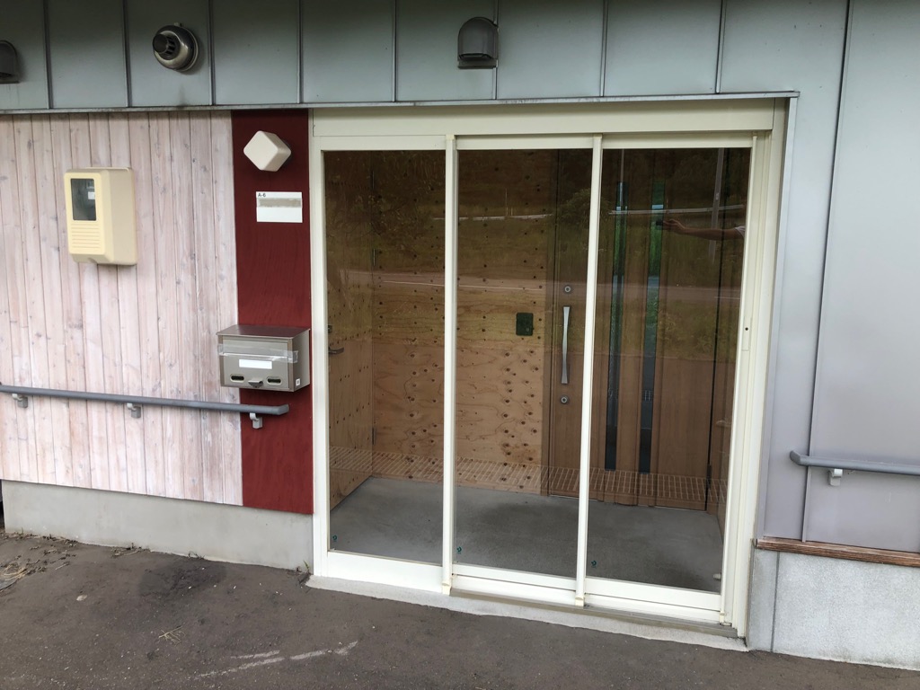 旭町団地玄関