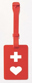 赤いストラップに白のハートと白十字のマークが描かれたヘルプマークの写真