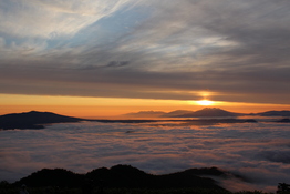 津別峠より望む、早朝の雲海と日の出の風景写真