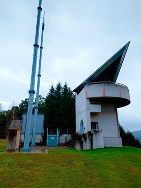 津別町自然運動公園展望施設（通称：100年記念塔）の全体を写した写真