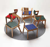 デザインの異なる5種類の椅子が円状に並べられている写真