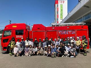 見学旅行に参加している寿大学生の集合写真