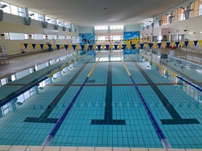 25メートルのコースが5コースある一般用プールの写真