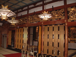 欄間の彫刻が金色で華やかな造りになっている順誓寺内部の写真