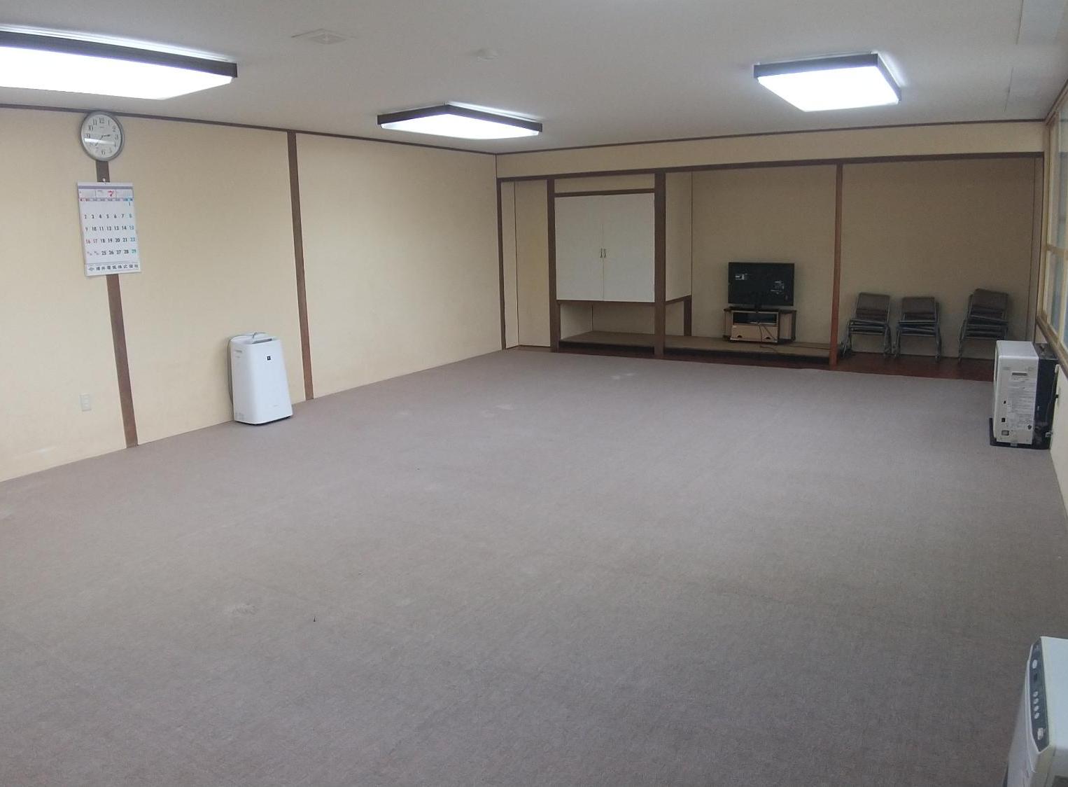 床にカーペットが敷いてある生花茶道実習室の写真