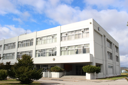 白い外観の3階建ての北海道立津別高等学校の外観写真