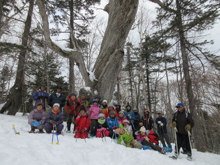 スノーシューハイキングの参加者たちの集合写真