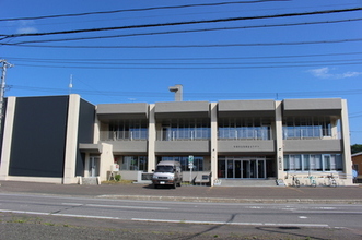 鉄筋2階建て津別町生活改善センター（町民会館）外観を正面から見た写真