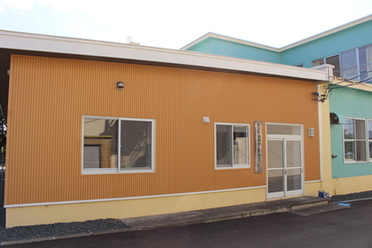建物が四角の全体が茶色である津別町食品加工センターの外観の写真